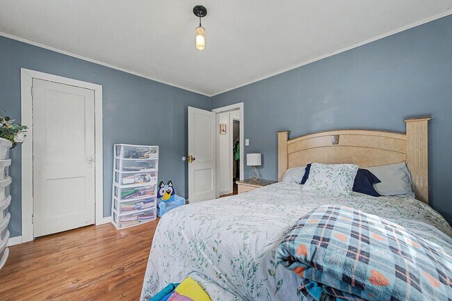Building Photo - Spacious 5-Bedroom Home Near Radford University