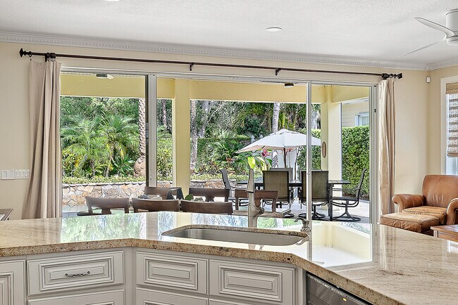 Building Photo - 140 Sweet Bay Cir