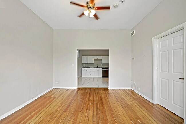 Building Photo - Beautiful Greystone building on Chicago's iconic Augusta Boulevard in the Ukrainian Village / Hum...