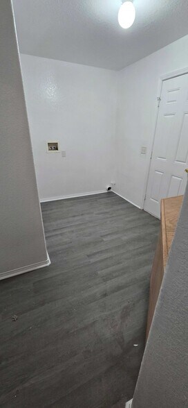 Building Photo - 43627 6th St E