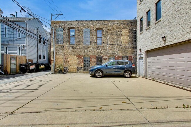 Building Photo - 1417 W Chicago Ave
