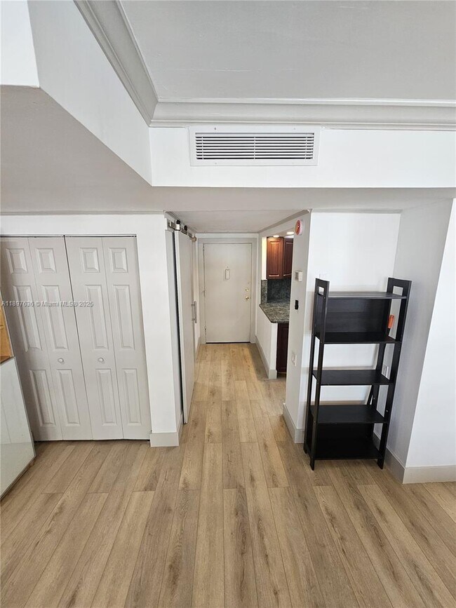 Building Photo - 1408 Brickell Bay Dr