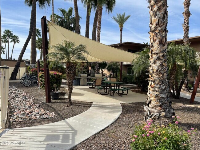 Building Photo - 6804 E 2nd St