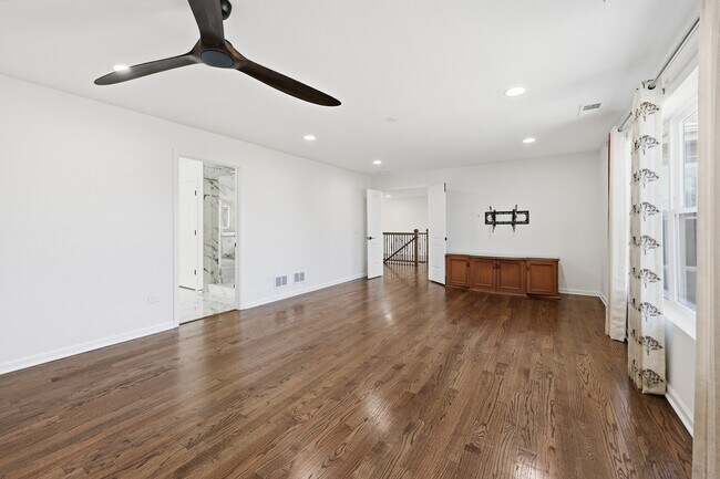 Building Photo - 4530 E Fairfax Ave