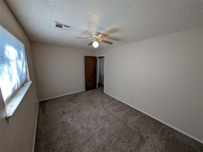 Building Photo - 122 Crystal Cir