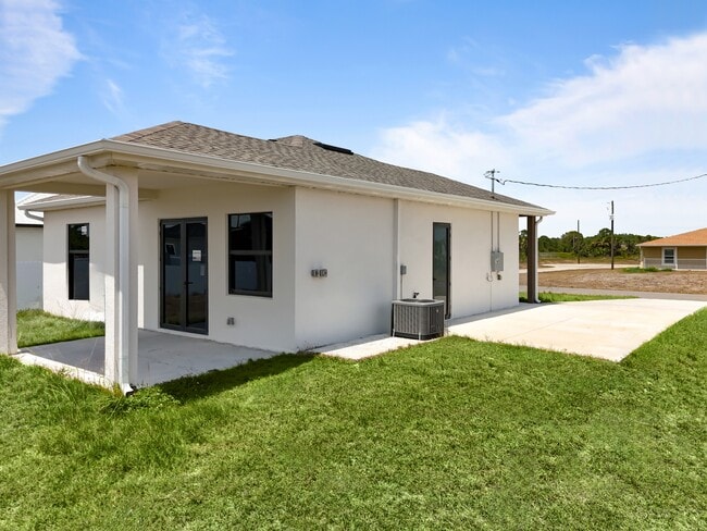 Building Photo - 8014 Mangrove Cir