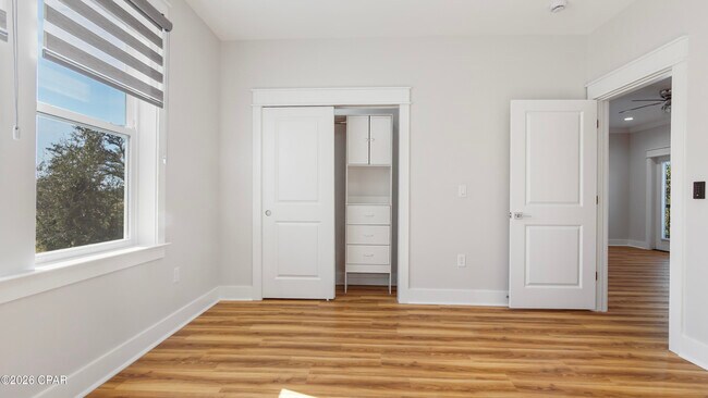 Building Photo - 1719 Country Club Dr