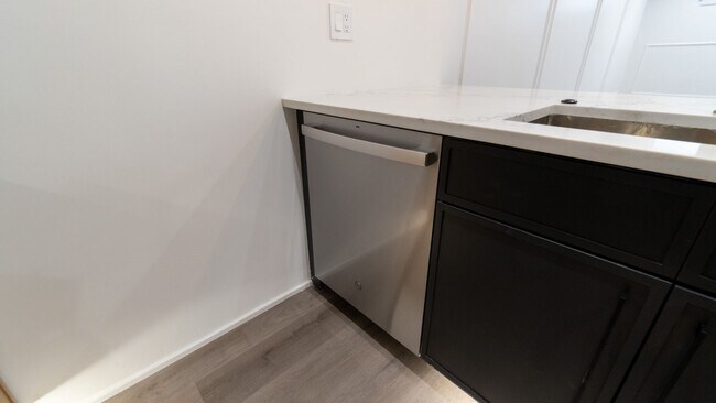 Building Photo - Contemporary 2-Bed, 2-Bath Garden Apartment in Uptown – Move-In Ready!