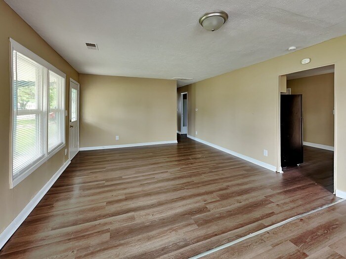 Building Photo - 890 Edgewood Dr