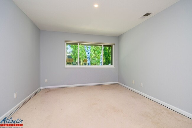 Building Photo - Beautiful Condo | Central A/C | Private Ba...