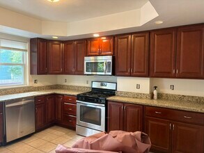 Building Photo - 167 Sharon St