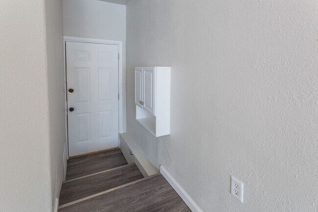 Building Photo - 2327 W 6th St