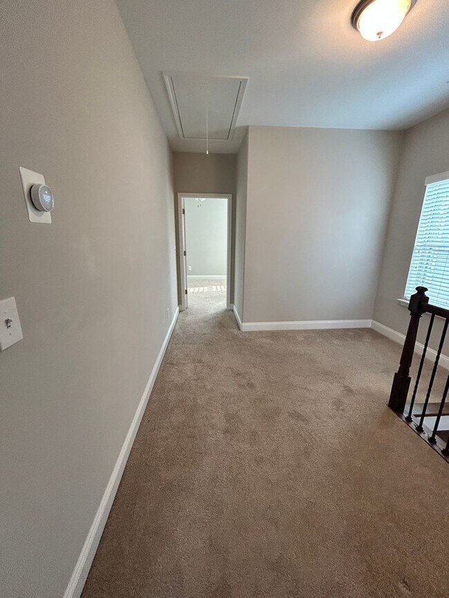 Building Photo - 3 Bedroom 3.5 Bath Spacious Townhome