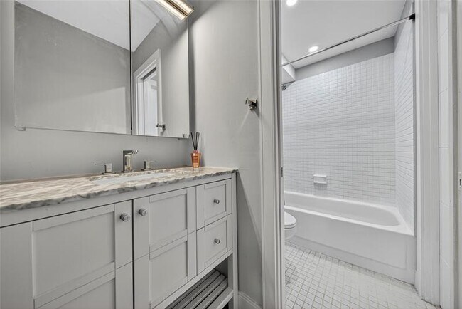 Building Photo - 1800 N Andrews Ave