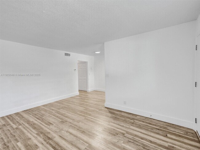 Building Photo - 114 SE 8th St