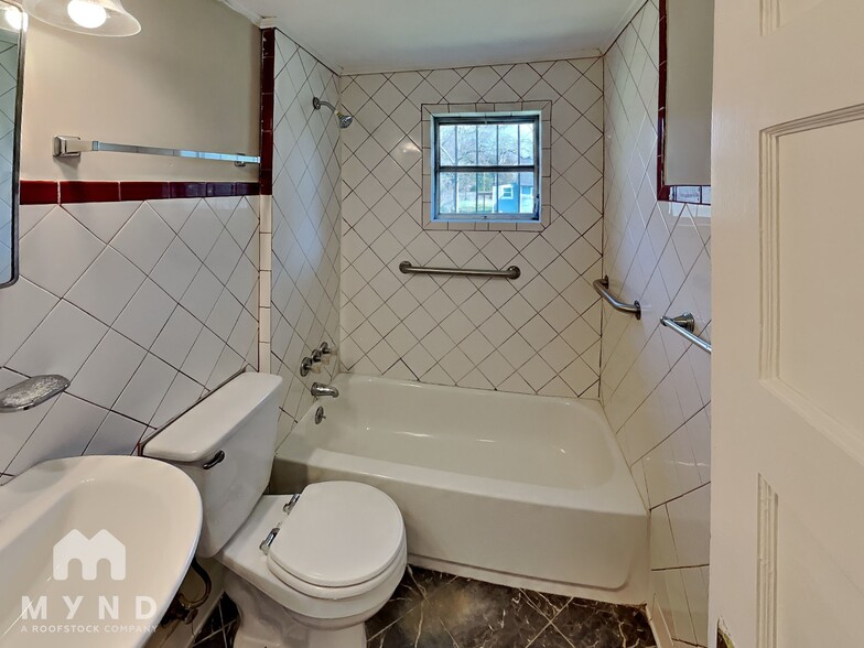 Building Photo - 1337 S Hairston Rd