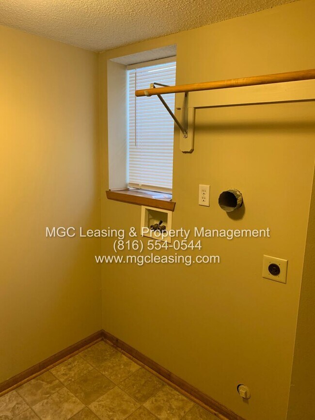 Building Photo - A Bright, Comfortable Split-Level Home in a Convenient Raymore Location - Available April 24