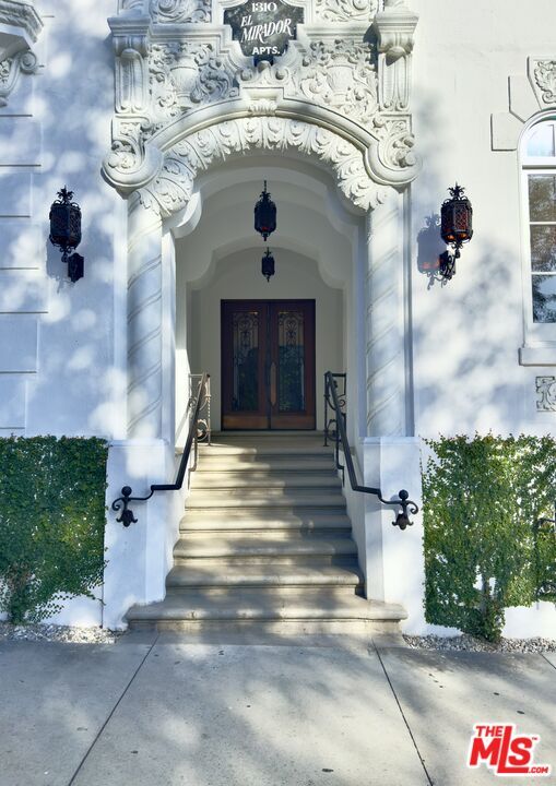 Building Photo - 1302 N Sweetzer Ave