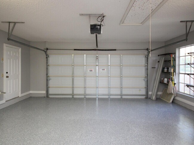 Building Photo - 11877 Pebblewood Dr