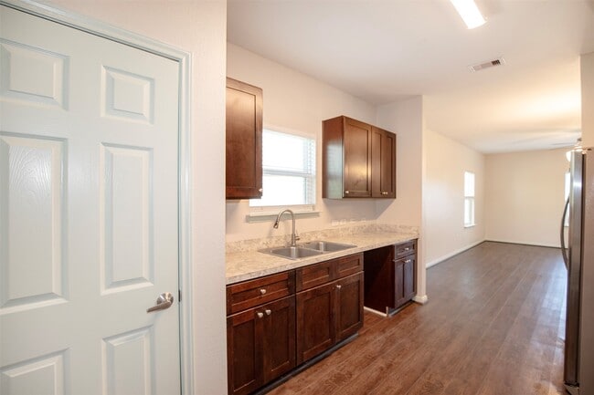 Building Photo - 2016 H Ave