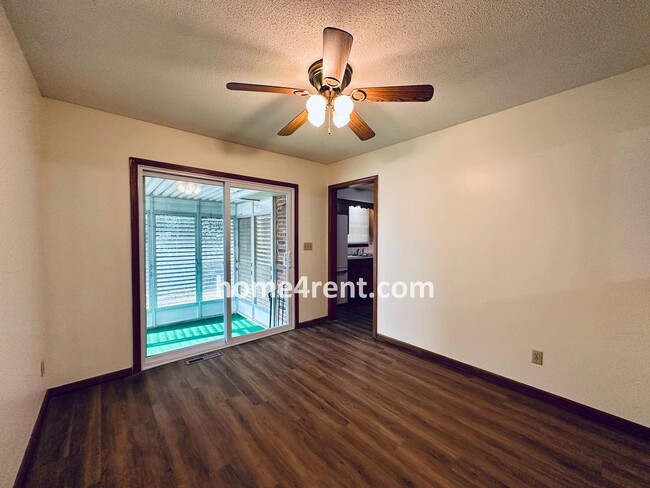 Building Photo - Charming Duplex Style Home with New Paint, Updated Floors, Finished Basement and a Quiet Back Patio!