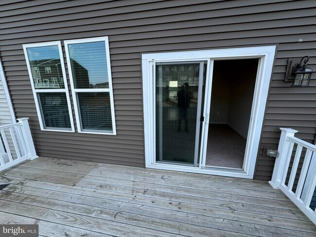 Building Photo - 147 Presidents Pointe Ave