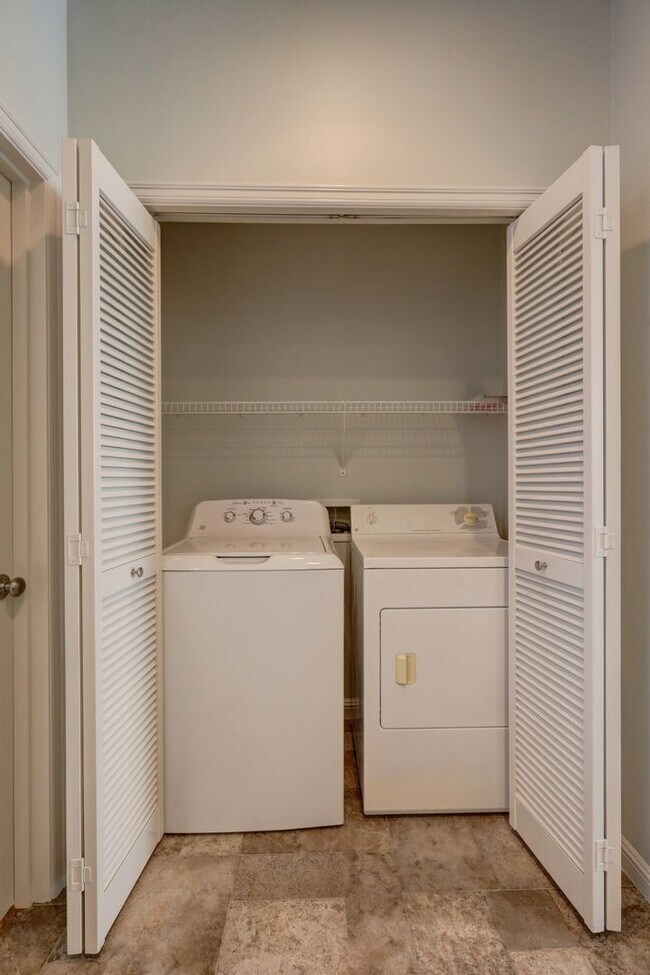 Building Photo - Luxury 2BR 2.5BA Townhouse Style Condo @ Lochshire on Forbes Creek