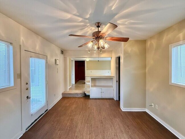 Building Photo - Tour Today! 2 Bedroom, 1 Bath Home