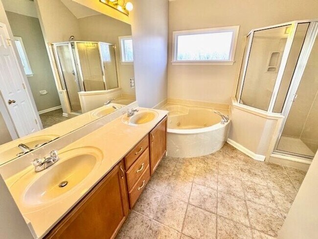 Building Photo - Move In Special! Now Leasing a Recently Re...