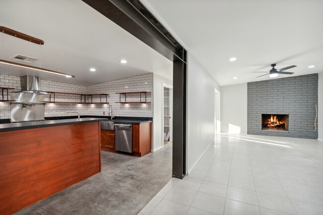 Building Photo - 1612 E Gaylon Dr