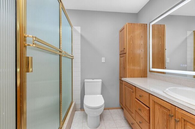 Building Photo - Enormous Waterfront Alki Condo w/ Stunning Views