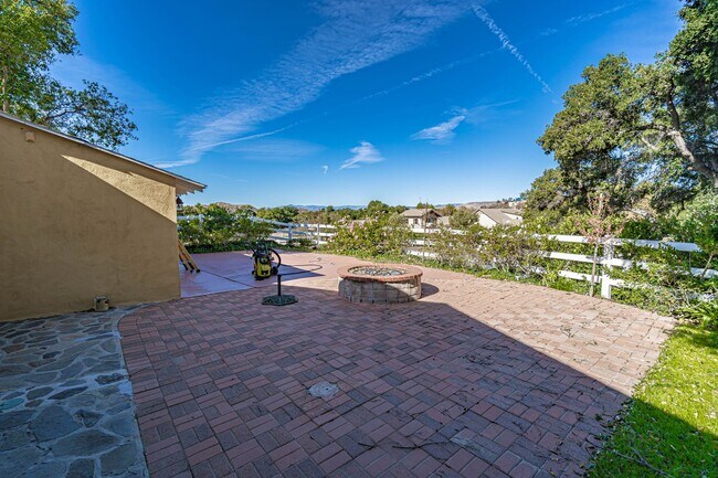 Building Photo - 4 Bedroom Pool Home for Rent in Secluded S...