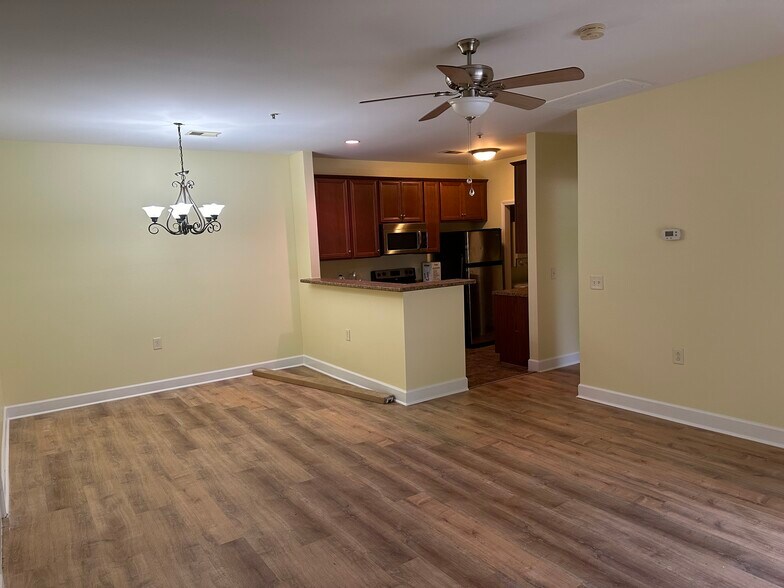 Building Photo - 4844 Bevendean Dr