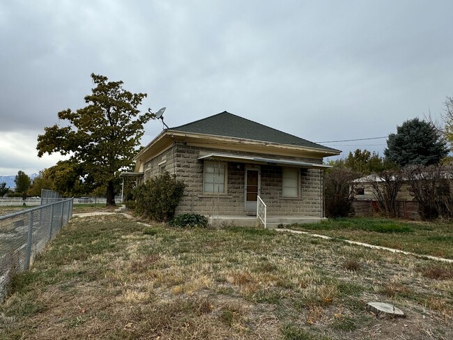 Building Photo - Cute 2 bedroom 1 bath in Lehi!