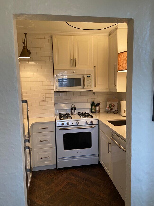 KITCHEN - 1211 Far Hills Ave