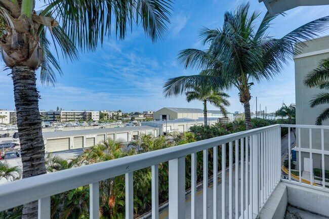 Building Photo - 802 W Windward Way