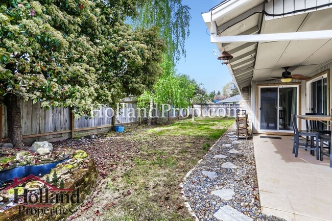 Building Photo - Single level, newly remodeled, in a great Hillsboro location