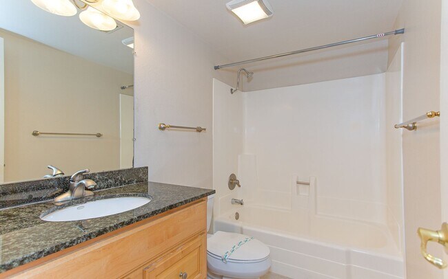Building Photo - Great 2 BD Home in the Lake Park Terrace C...