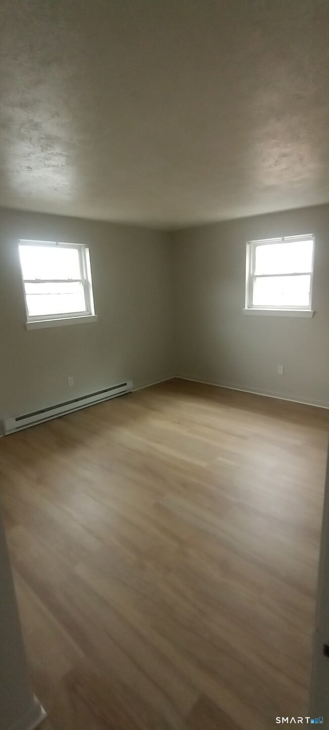 Building Photo - 152 Surrey Dr