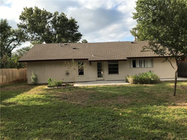Building Photo - 404 Tanglewood Dr