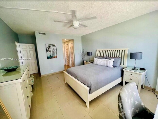 Building Photo - 3505 S Ocean Dr