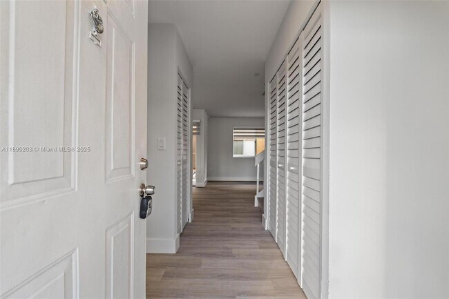 Building Photo - 6255 SW Kendale Lakes Cir