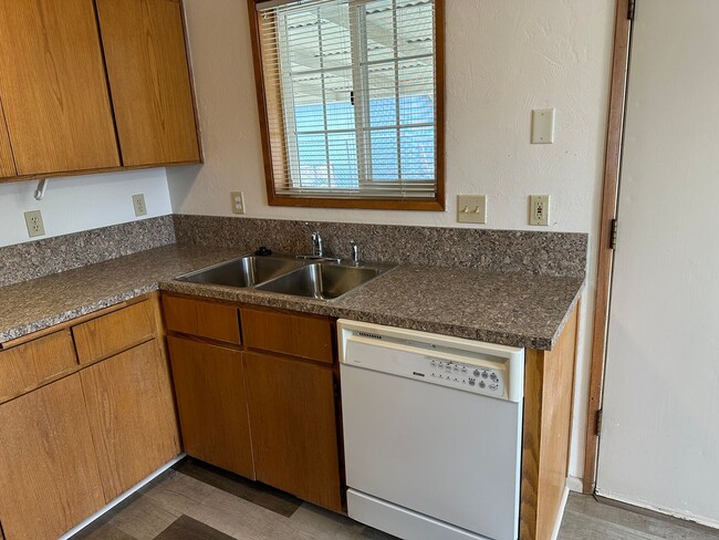Building Photo - Cute 3-bedroom, 1-bathroom house in Springfield!