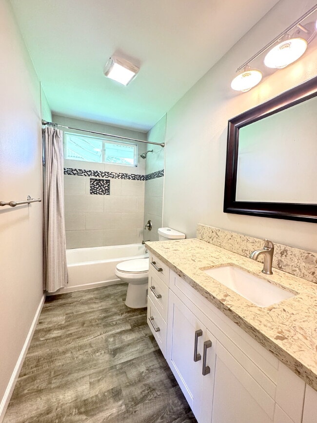 Building Photo - "Charming 3-Bedroom Retreat with 2 Full Baths in Keaau's Tranquil Paradise!"