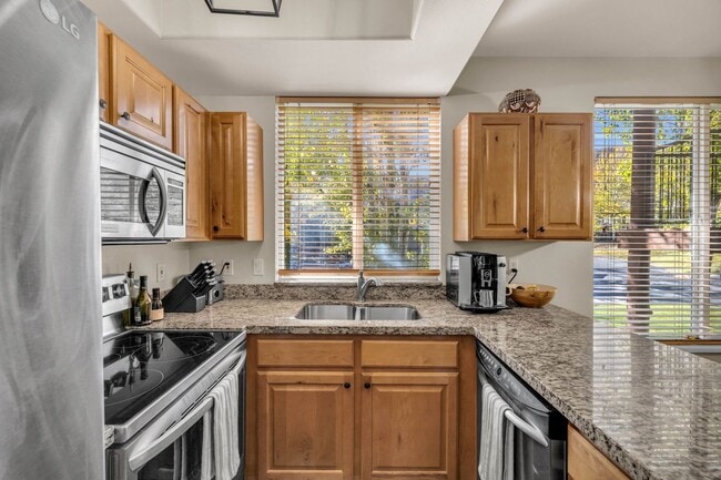 Building Photo - 2 Bed Pinecreek Condo with garage