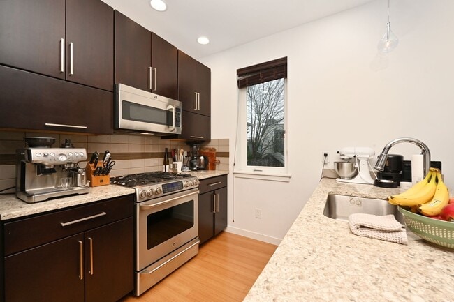 Building Photo - Ballard Townhouse - In Unit Washer/Dryer, Rooftop Deck
