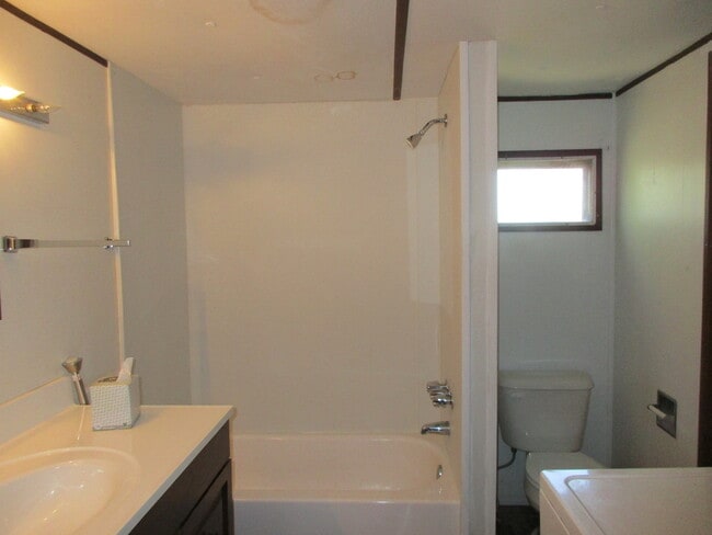 Building Photo - 2 bedroom 1.5 bath with Covered Deck and C...
