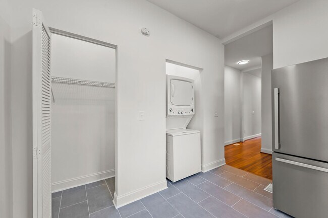 Building Photo - 512 Granville Dr SW