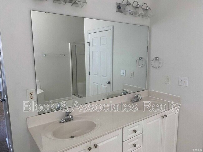 Building Photo - 2110 Breezeway Dr