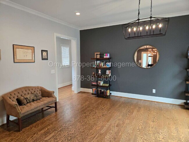 Building Photo - Gorgeous 4 Bedroom Home Near Grant Park!